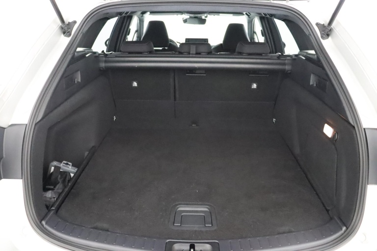 Toyota Corolla - 2.0 High Power Hybrid First Edition 24