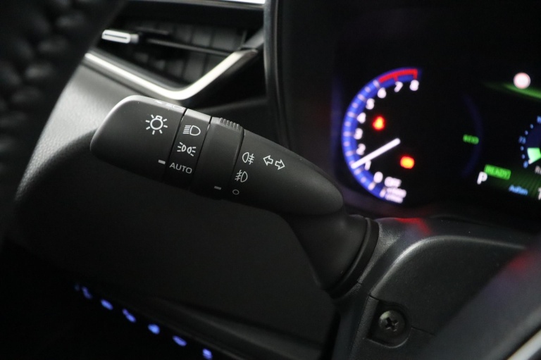 Toyota Corolla - 2.0 High Power Hybrid First Edition 32