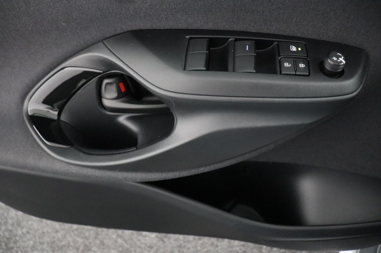 Toyota Yaris - 1.5 Hybrid 115 First Edition 27