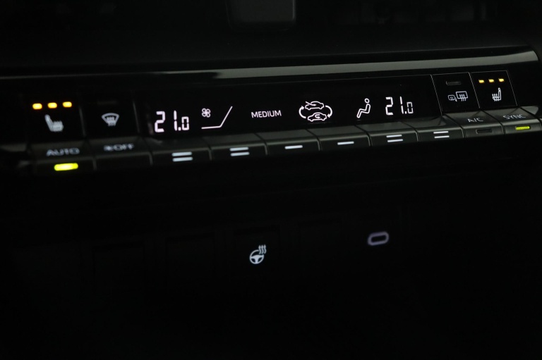 Toyota C-HR - 2.0 Plug-in Hybrid 220 Dynamic 7