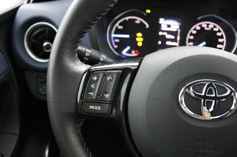 Toyota Yaris - 1.5 Hybrid Bi-Tone 19