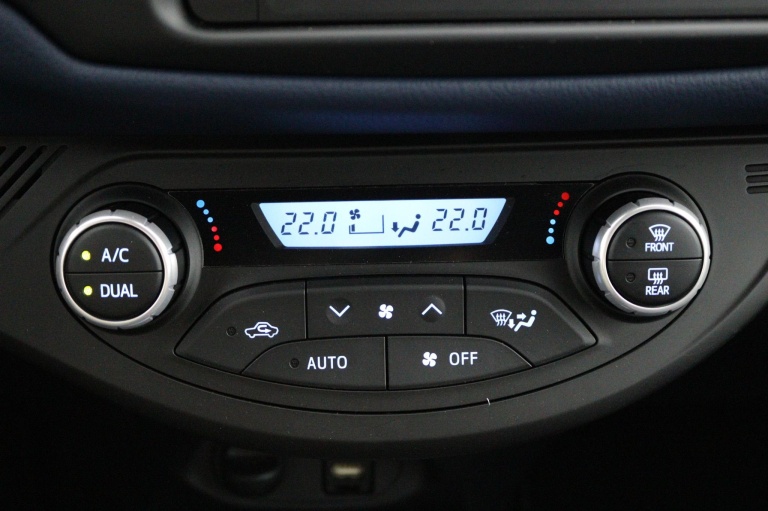 Toyota Yaris - 1.5 Hybrid Bi-Tone 7