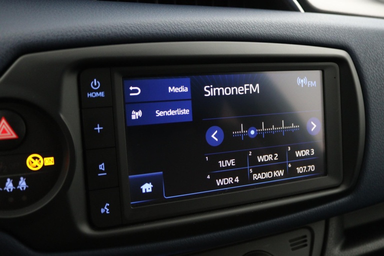 Toyota Yaris - 1.5 Hybrid Bi-Tone 8