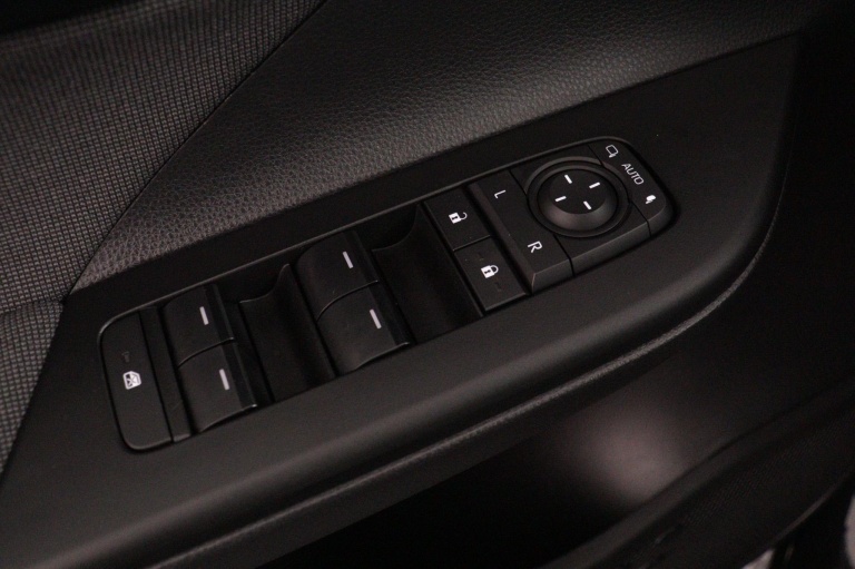 Toyota C-HR - 2.0 Plug-in Hybrid 220 Dynamic 28