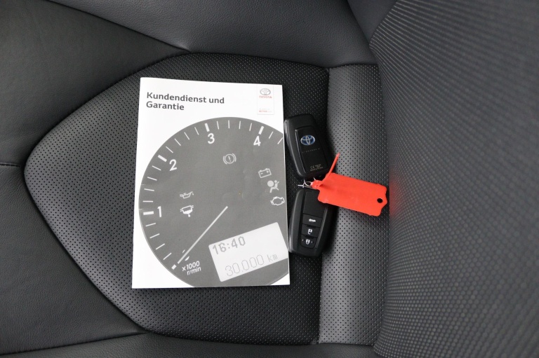 Toyota Camry - 2.5 Hybrid Executive 9