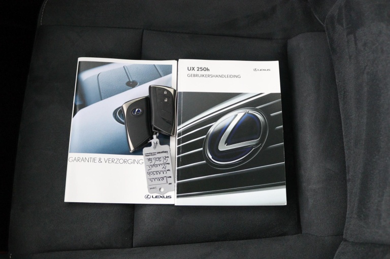 Lexus UX - 250h Preference Line 11