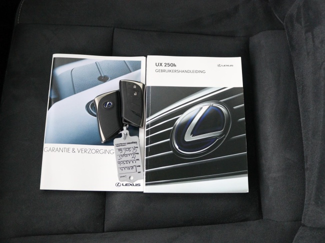 Lexus UX - 250h Preference Line