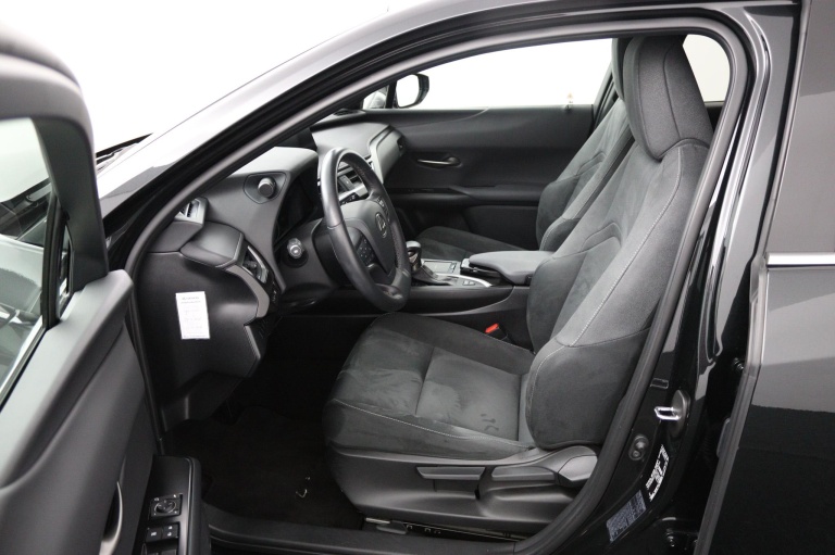 Lexus UX - 250h Preference Line 17