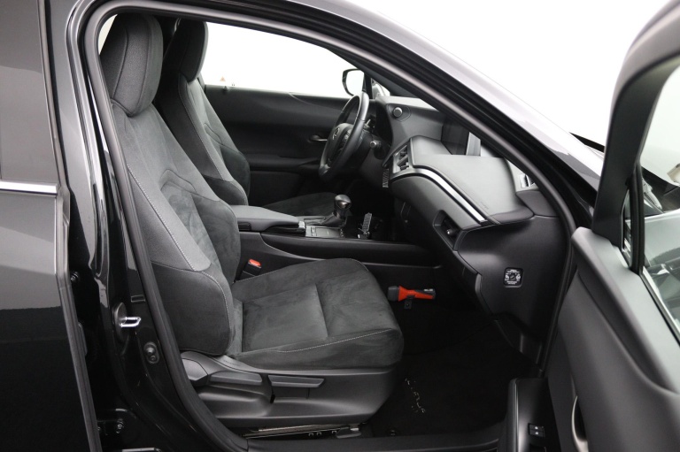 Lexus UX - 250h Preference Line 22