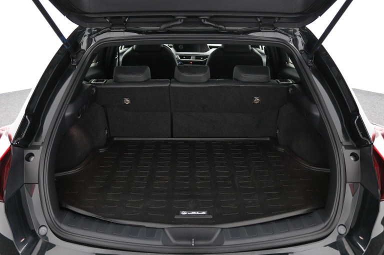 Lexus UX - 250h Preference Line 23