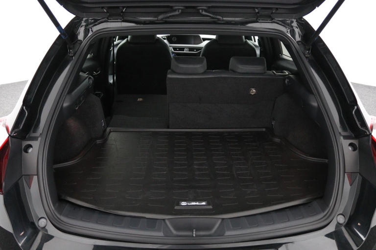 Lexus UX - 250h Preference Line 24