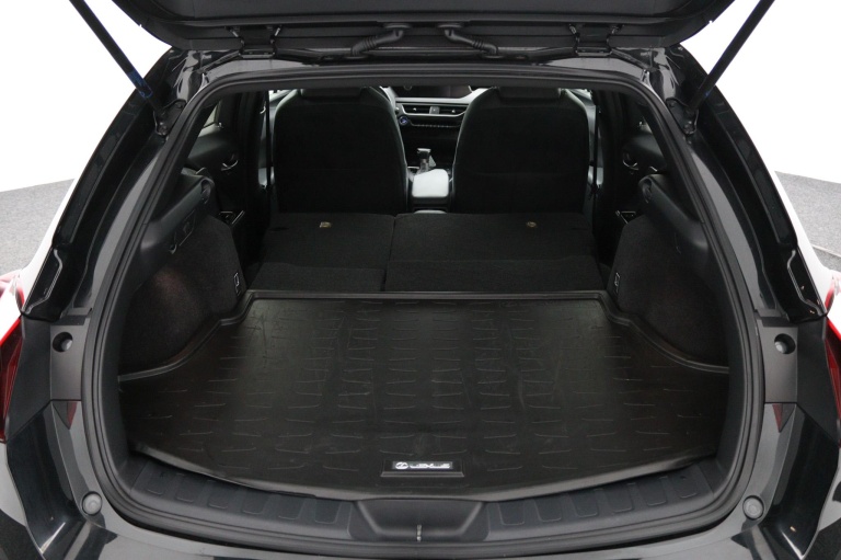 Lexus UX - 250h Preference Line 25