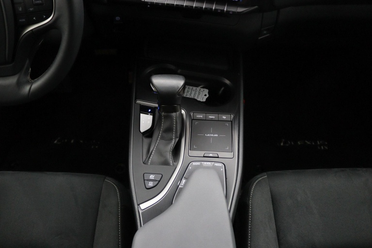 Lexus UX - 250h Preference Line 26