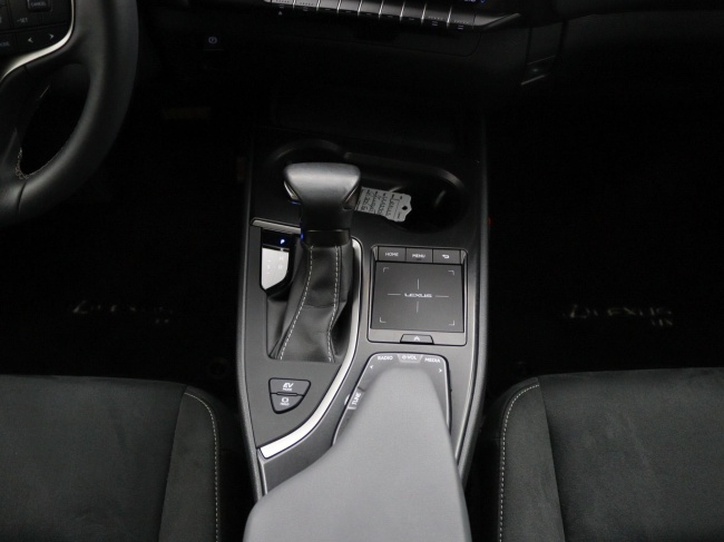 Lexus UX - 250h Preference Line