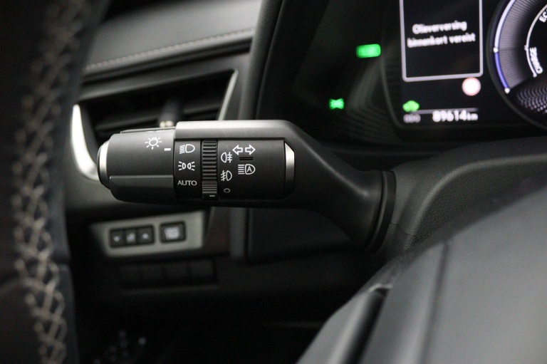 Lexus UX - 250h Preference Line 29