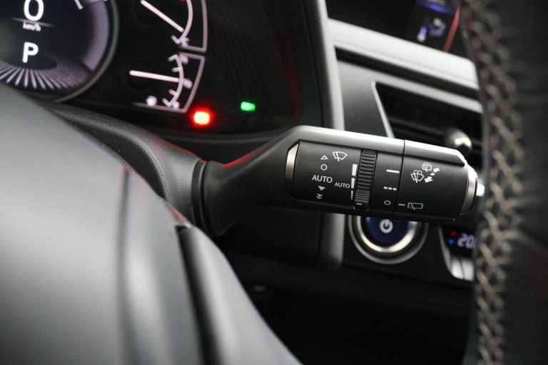 Lexus UX - 250h Preference Line 30