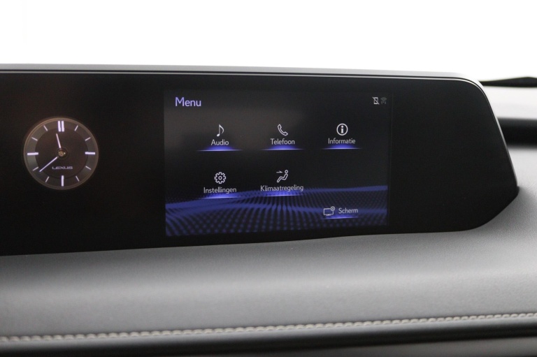 Lexus UX - 250h Preference Line 42