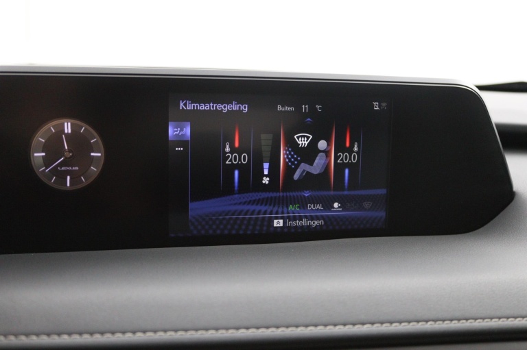 Lexus UX - 250h Preference Line 43