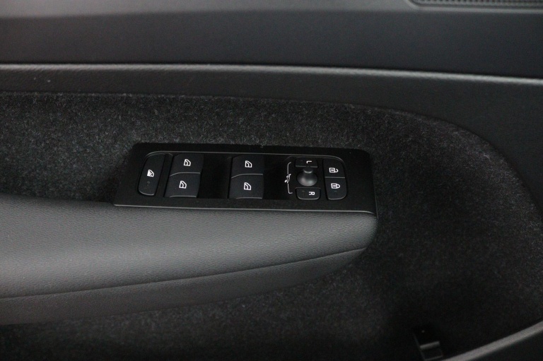 Volvo XC40 - 1.5 T2 R-Design 25