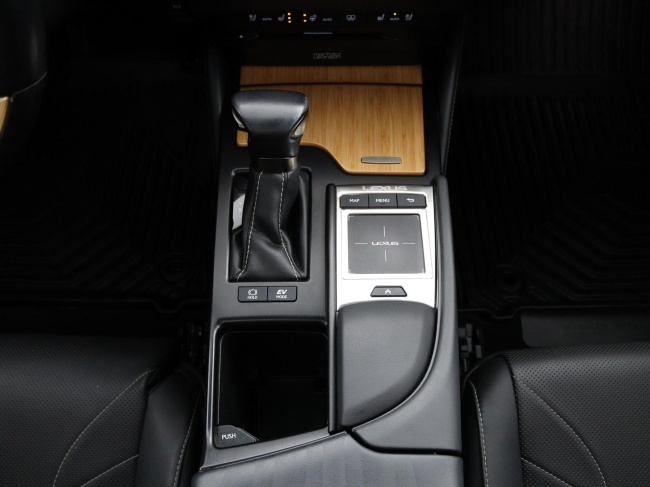 Lexus ES - 300h President Line