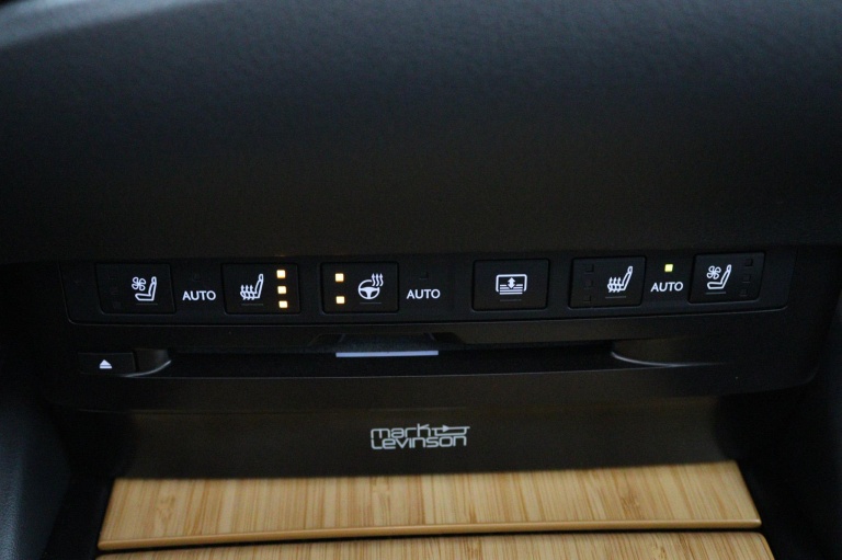 Lexus ES - 300h President Line 49