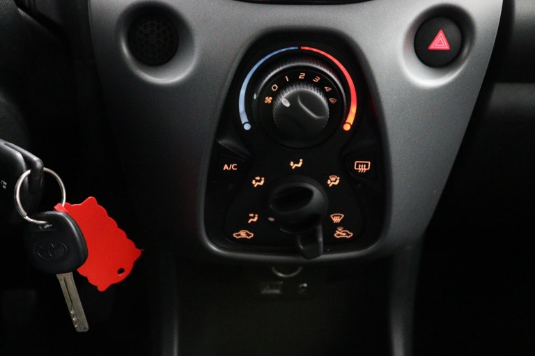 Toyota Aygo - 1.0 VVT-i x-play 13