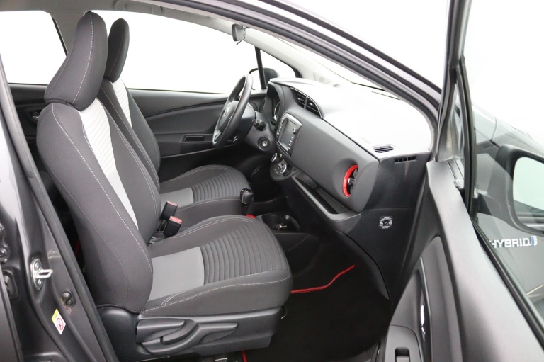 Toyota Yaris - 1.5 Hybrid Design Red 10