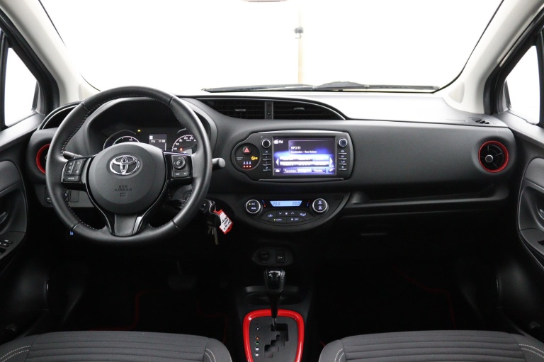 Toyota Yaris - 1.5 Hybrid Design Red 11