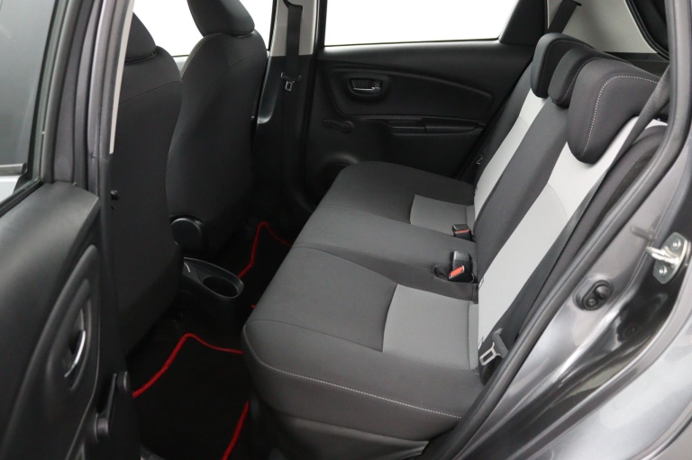 Toyota Yaris - 1.5 Hybrid Design Red 12