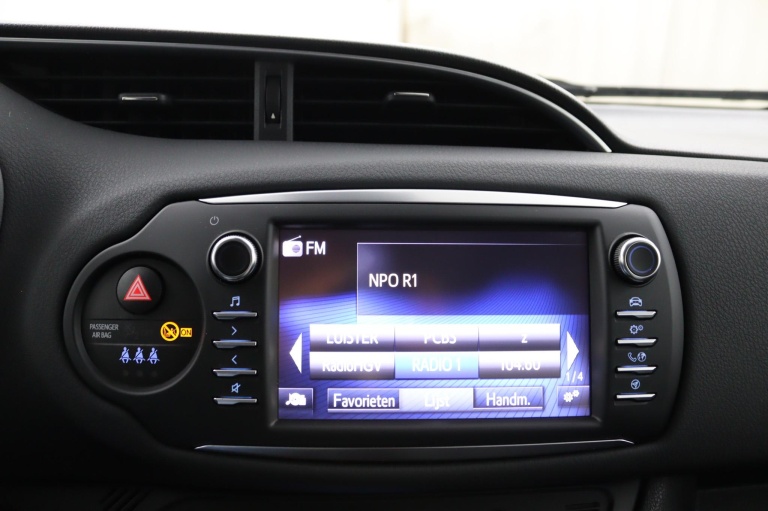 Toyota Yaris - 1.5 Hybrid Design Red 15