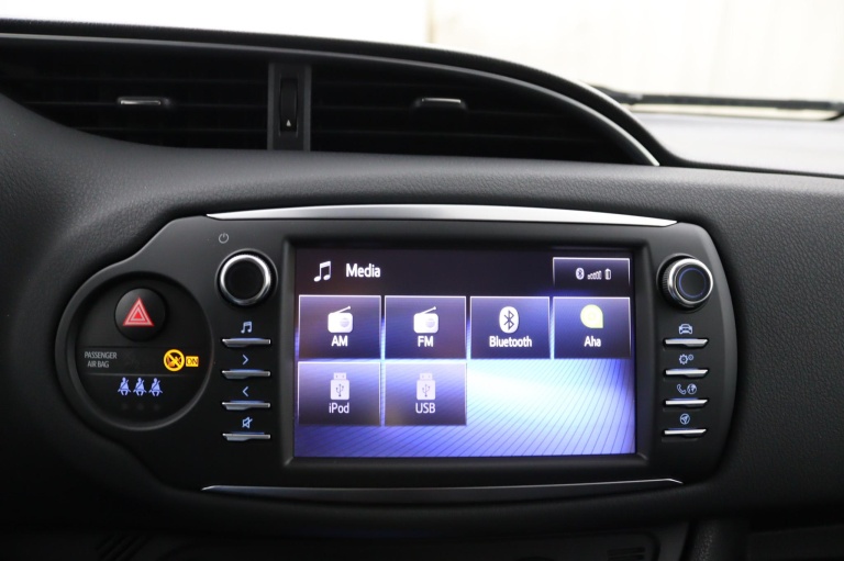 Toyota Yaris - 1.5 Hybrid Design Red 16