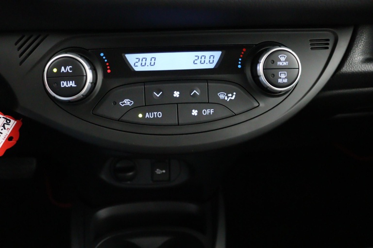 Toyota Yaris - 1.5 Hybrid Design Red 17