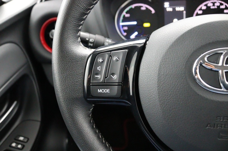 Toyota Yaris - 1.5 Hybrid Design Red 18