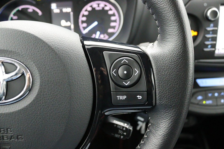 Toyota Yaris - 1.5 Hybrid Design Red 19