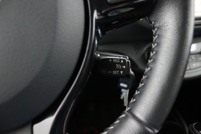 Toyota Yaris - 1.5 Hybrid Design Red 20