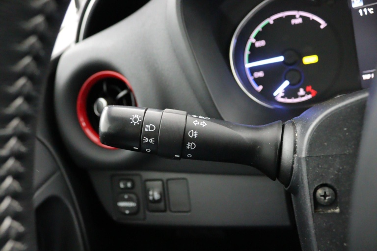 Toyota Yaris - 1.5 Hybrid Design Red 21