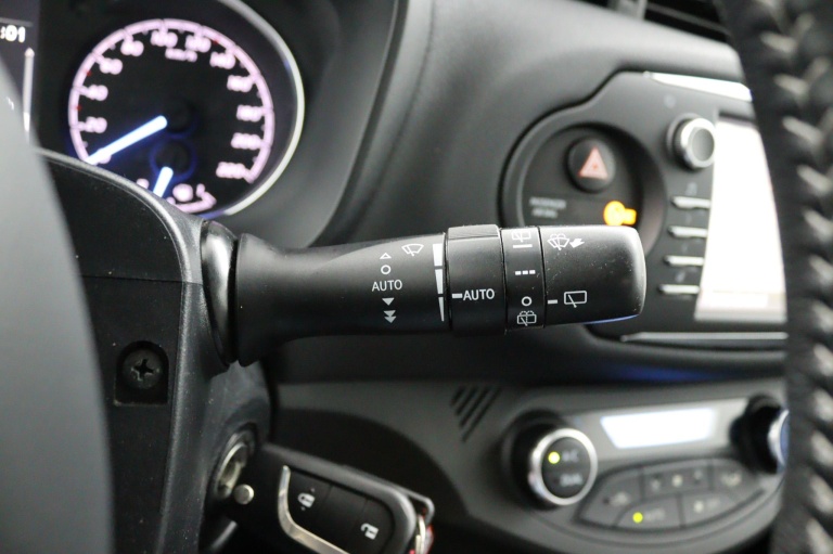 Toyota Yaris - 1.5 Hybrid Design Red 23