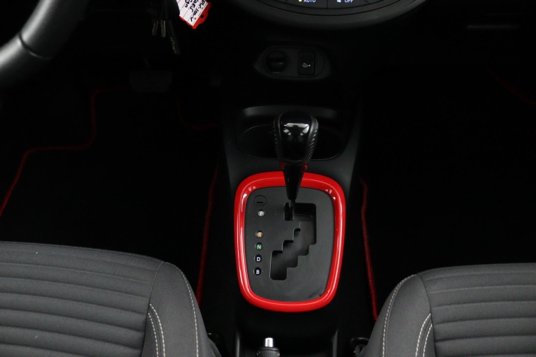 Toyota Yaris - 1.5 Hybrid Design Red 24