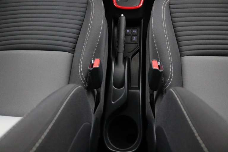 Toyota Yaris - 1.5 Hybrid Design Red 25