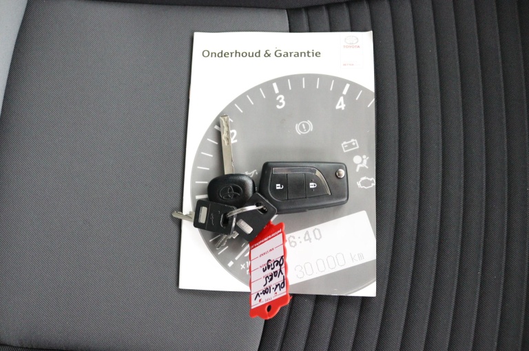 Toyota Yaris - 1.5 Hybrid Design Red 26