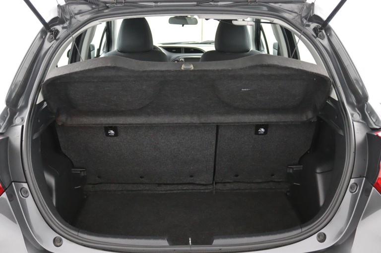 Toyota Yaris - 1.5 Hybrid Design Red 28