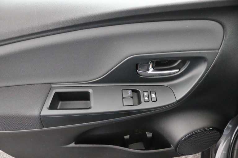 Toyota Yaris - 1.5 Hybrid Design Red 31