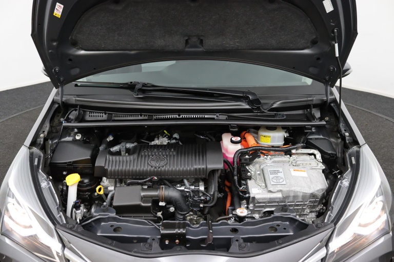 Toyota Yaris - 1.5 Hybrid Design Red 34