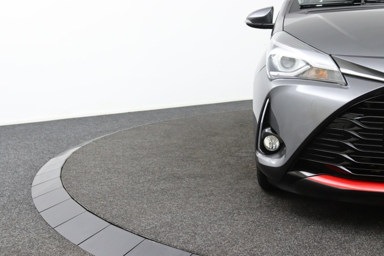 Toyota Yaris - 1.5 Hybrid Design Red 35