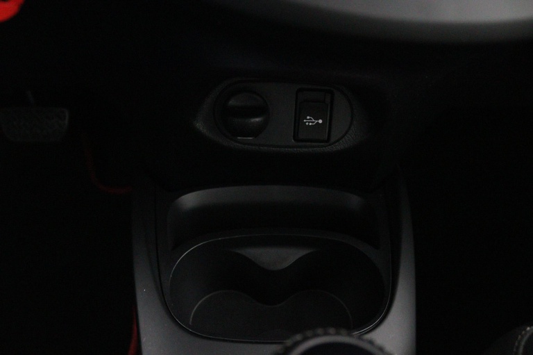 Toyota Yaris - 1.5 Hybrid Design Red 38