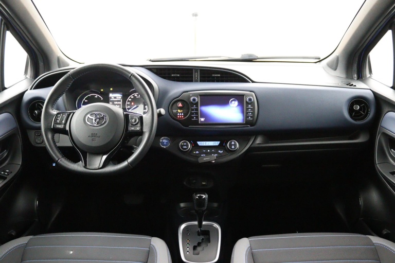Toyota Yaris - 1.5 Hybrid Bi-Tone 11