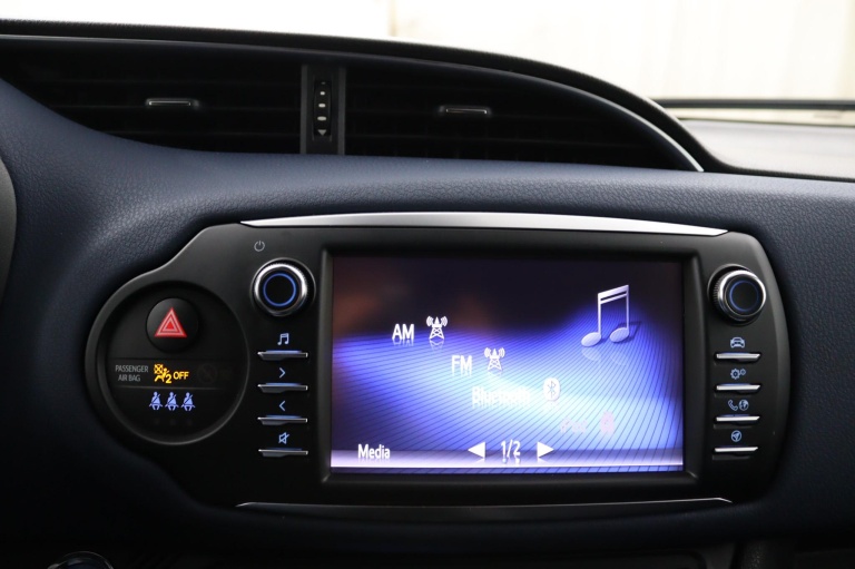 Toyota Yaris - 1.5 Hybrid Bi-Tone 15