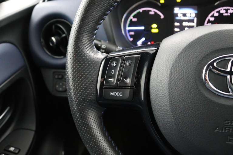 Toyota Yaris - 1.5 Hybrid Bi-Tone 17