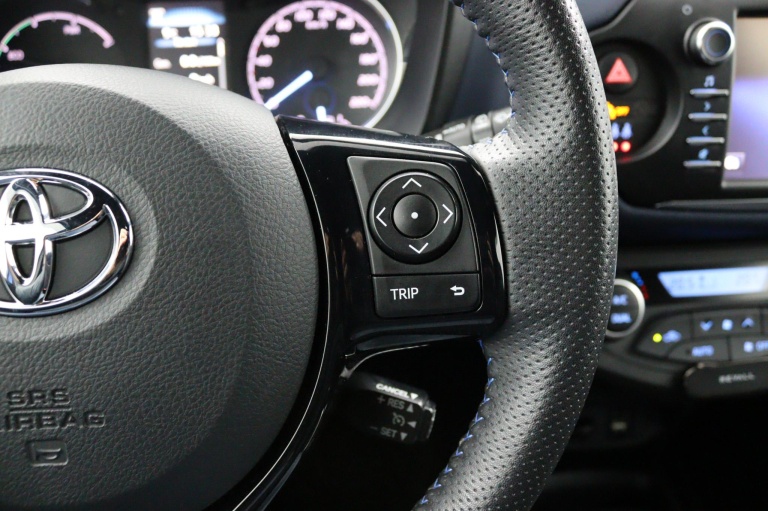 Toyota Yaris - 1.5 Hybrid Bi-Tone 18