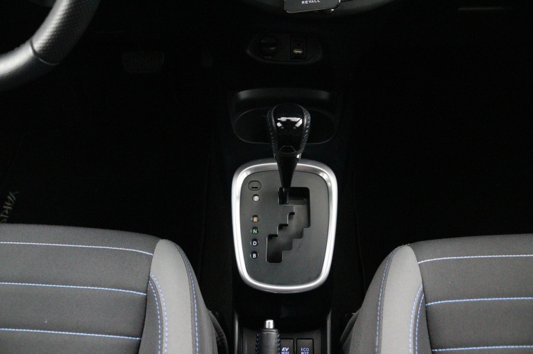 Toyota Yaris - 1.5 Hybrid Bi-Tone 24